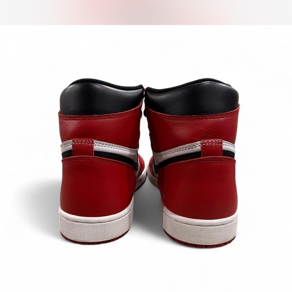 Air Jordan 1 Retro High OG ‘Chicago’ (2015) - Picture 4 of 6